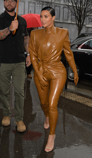 Kim Kardashian feet photo thumbnail