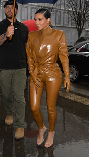 Kim Kardashian feet photo thumbnail