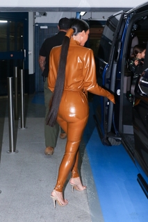 Kim Kardashian feet photo thumbnail