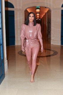Kim Kardashian feet photo thumbnail