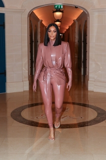 Kim Kardashian feet photo thumbnail