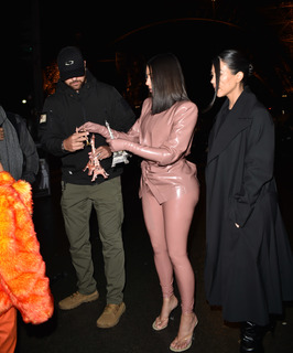 Kim Kardashian feet photo thumbnail