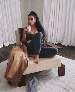 Kim Kardashian feet photo thumbnail