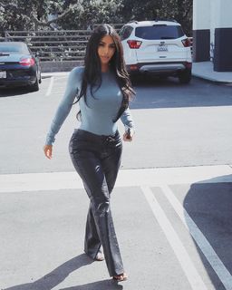 Kim Kardashian feet photo thumbnail