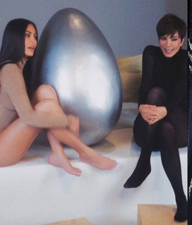 Kim Kardashian feet photo thumbnail
