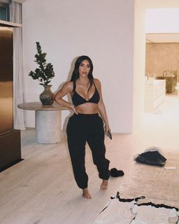 Kim Kardashian feet photo thumbnail