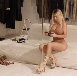 Kim Kardashian feet photo thumbnail