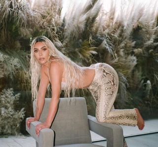 Kim Kardashian feet photo thumbnail