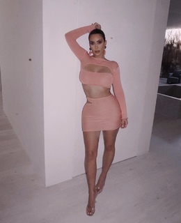 Kim Kardashian feet photo thumbnail