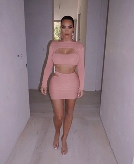 Kim Kardashian feet photo thumbnail