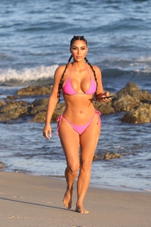 Kim Kardashian feet photo thumbnail