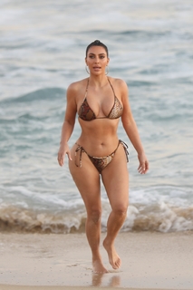 Kim Kardashian feet photo thumbnail