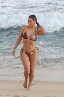 Kim Kardashian feet photo thumbnail