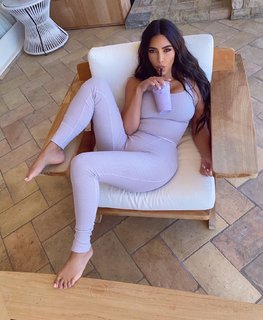 Kim Kardashian feet photo thumbnail