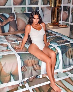 Kim Kardashian feet photo thumbnail