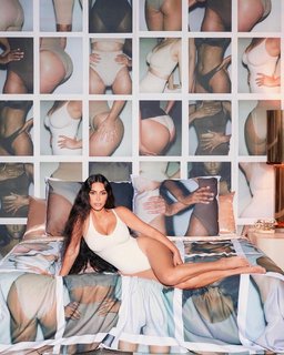 Kim Kardashian feet photo thumbnail