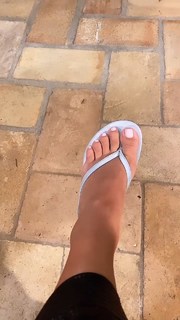 Kim Kardashian feet photo thumbnail