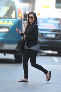 Kim Kardashian feet photo thumbnail
