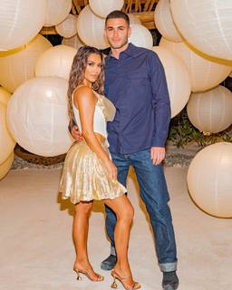 Kim Kardashian feet photo thumbnail