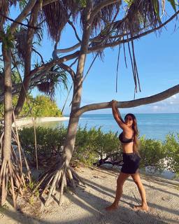 Kim Kardashian feet photo thumbnail