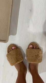 Kim Kardashian feet photo thumbnail