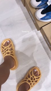 Kim Kardashian feet photo thumbnail