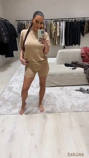 Kim Kardashian feet photo thumbnail