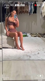 Kim Kardashian feet photo thumbnail