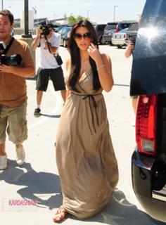 Kim Kardashian feet photo thumbnail