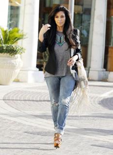 Kim Kardashian feet photo thumbnail