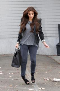 Kim Kardashian feet photo thumbnail