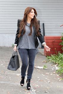 Kim Kardashian feet photo thumbnail