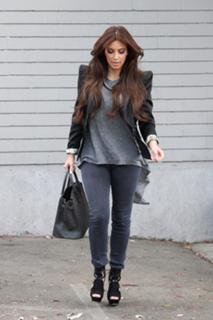 Kim Kardashian feet photo thumbnail