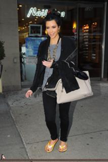 Kim Kardashian feet photo thumbnail