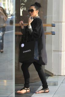 Kim Kardashian feet photo thumbnail