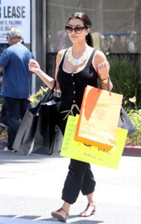 Kim Kardashian feet photo thumbnail