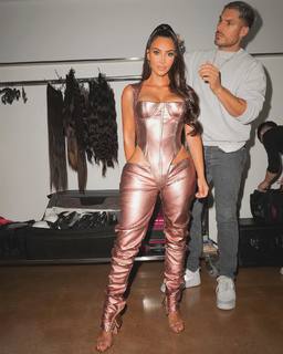 Kim Kardashian feet photo thumbnail