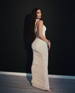Kim Kardashian feet photo thumbnail
