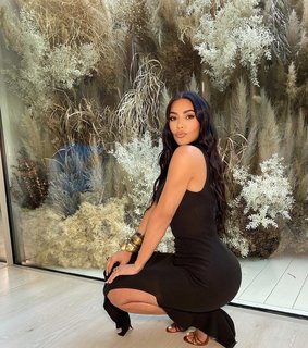 Kim Kardashian feet photo thumbnail
