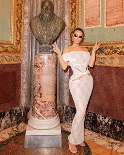 Kim Kardashian feet photo thumbnail