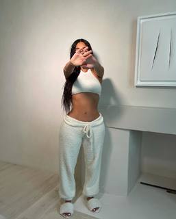 Kim Kardashian feet photo thumbnail