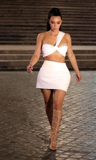 Kim Kardashian feet photo thumbnail