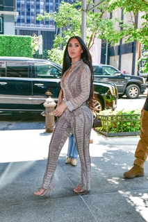 Kim Kardashian feet photo thumbnail