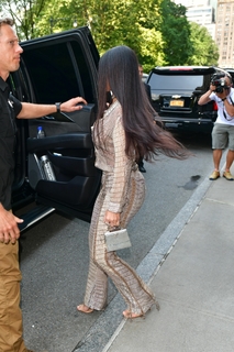 Kim Kardashian feet photo thumbnail