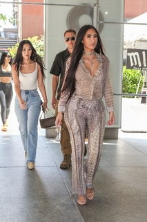 Kim Kardashian feet photo thumbnail