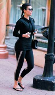 Kim Kardashian feet photo thumbnail