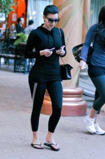 Kim Kardashian feet photo thumbnail