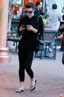 Kim Kardashian feet photo thumbnail