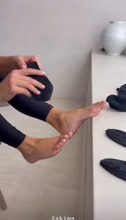 Kim Kardashian feet photo thumbnail