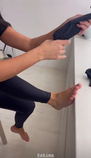 Kim Kardashian feet photo thumbnail